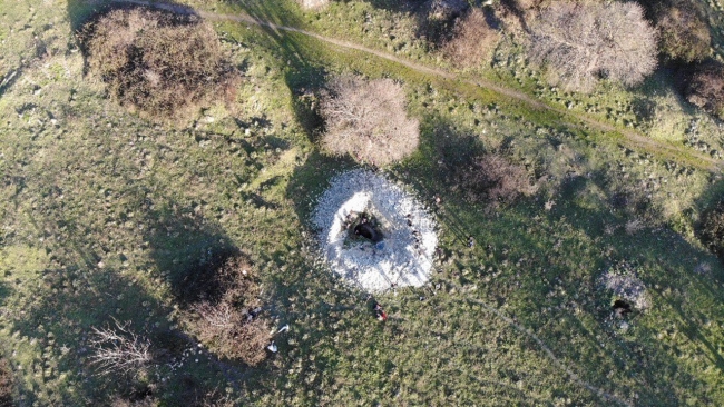 TEM'in yanı başında defineciler 10 metre derine inmiş